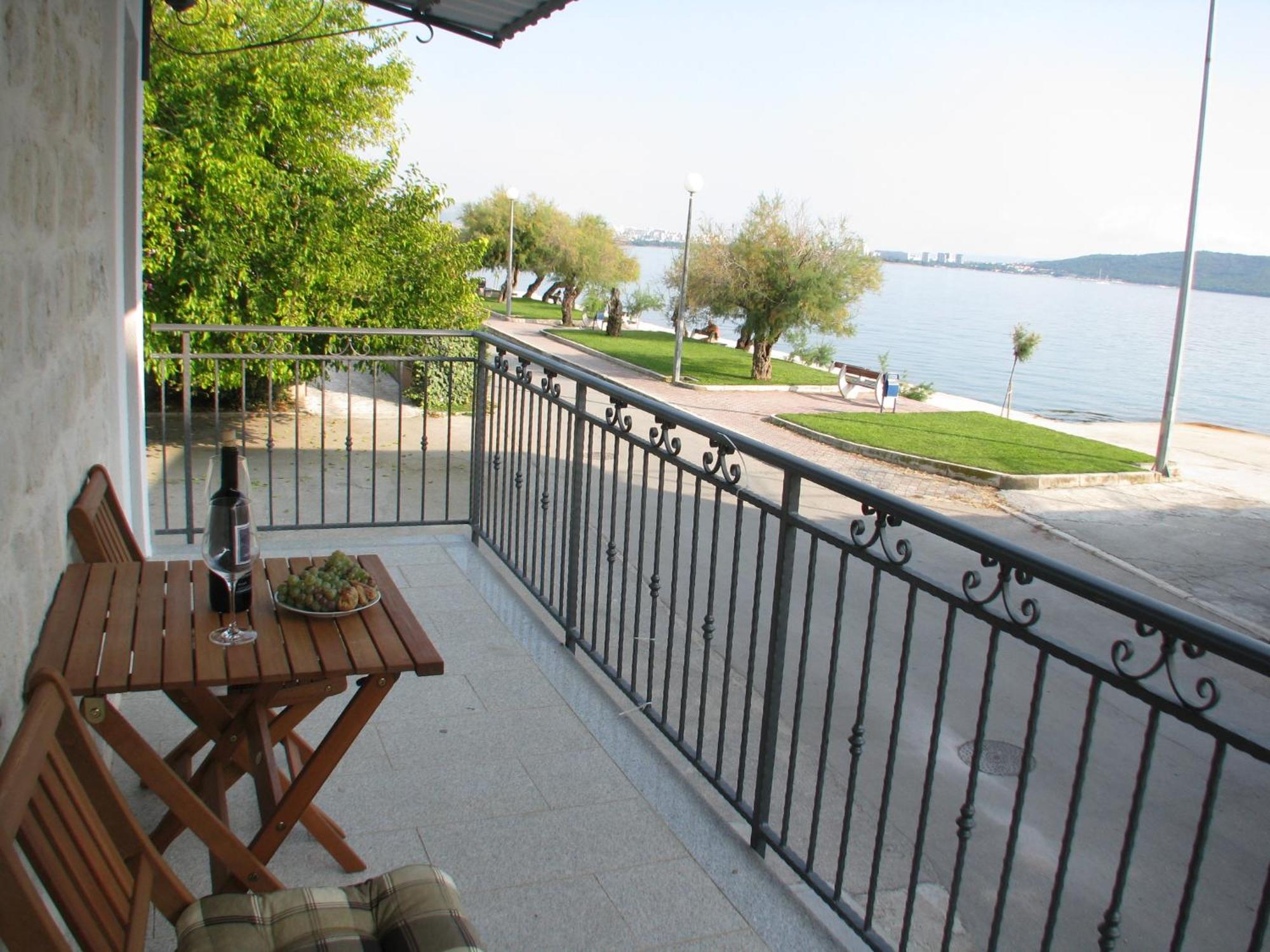 Apartment In Stone House On Seaside Kaštela Buitenkant foto